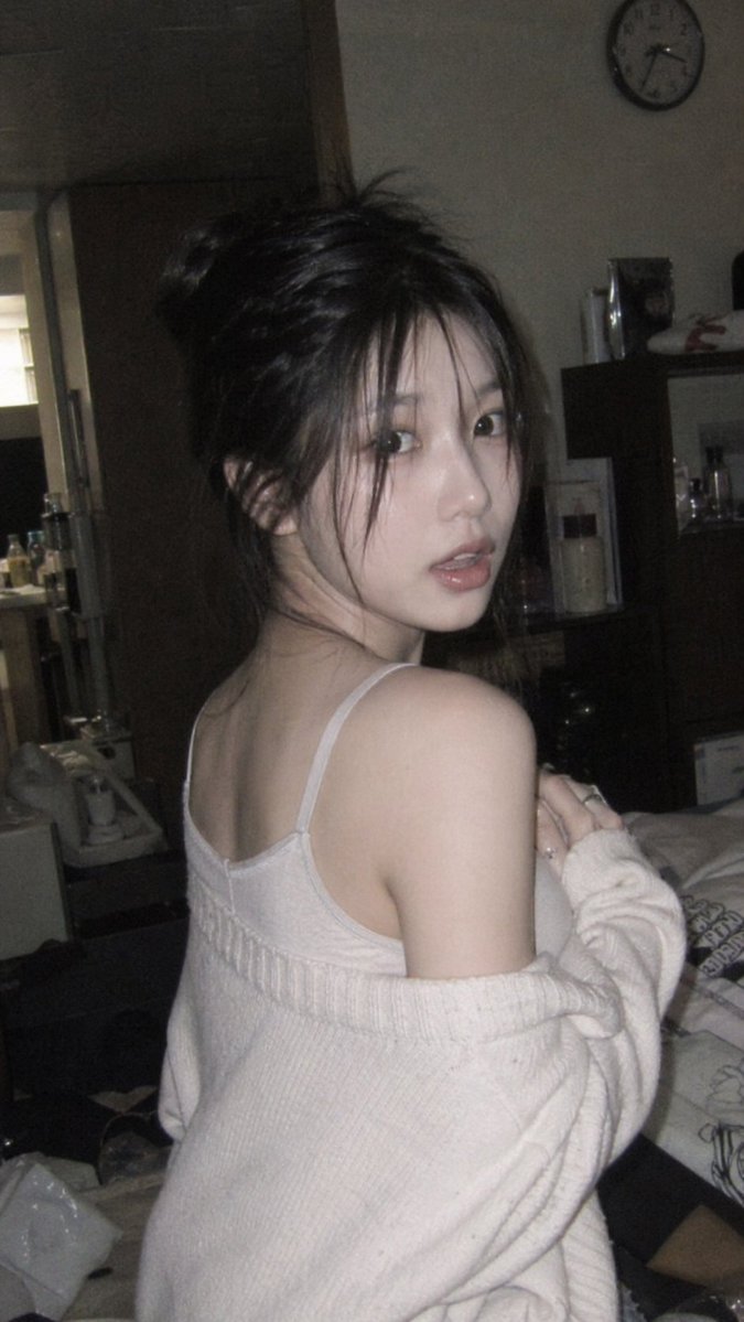GPT Image 2 提示词 昏暗室内纯真少女的意外回眸