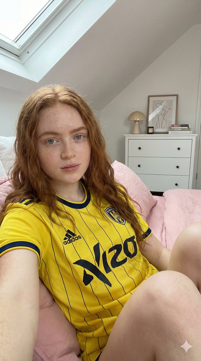 阳光阁楼里身穿黄蓝球衣的红发少女