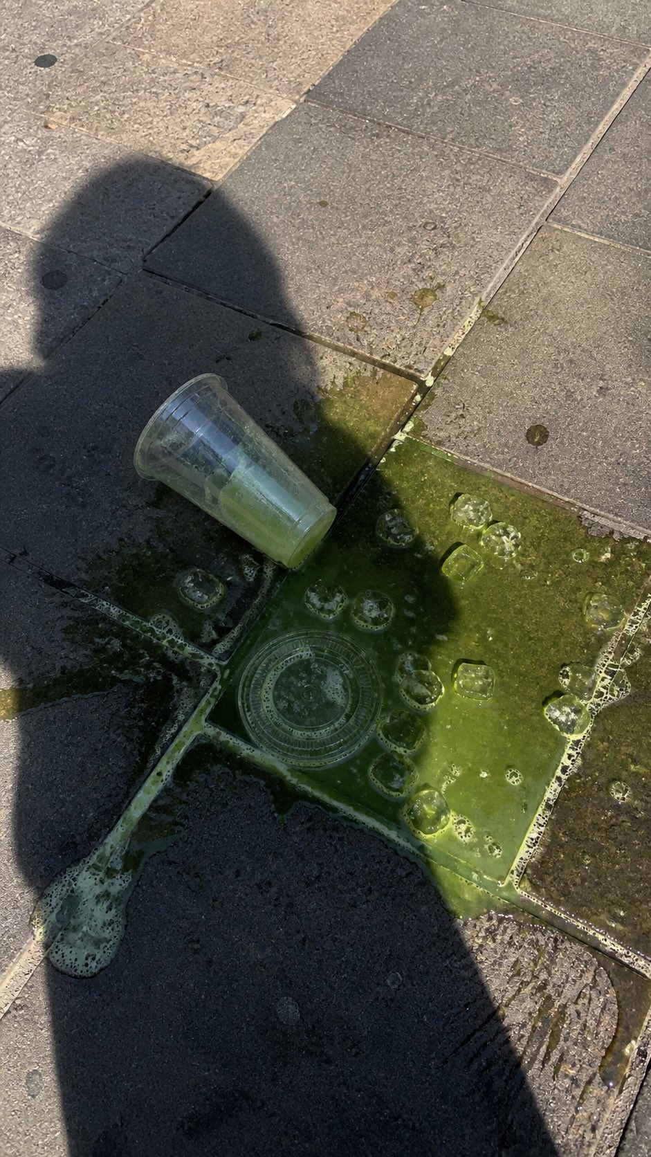 GPT Image 2 提示词 泼洒抹茶街头手机照片