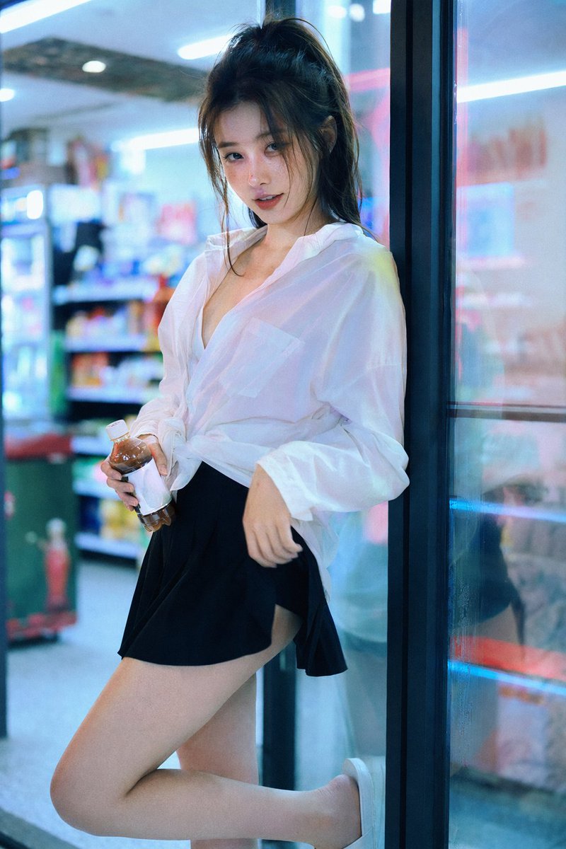 GPT Image 2 提示词 深夜便利店里的性感霓虹少女