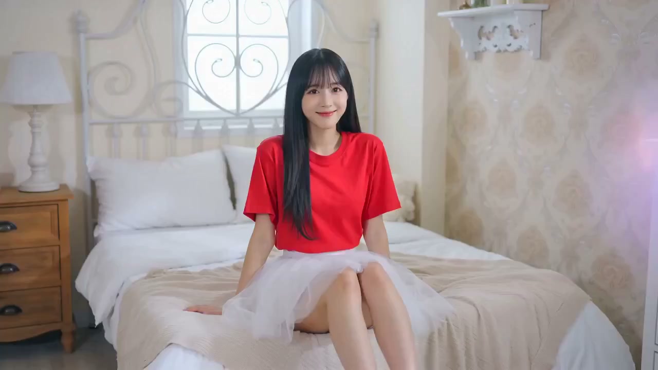 卧室里的清纯红衣少女与青春气息