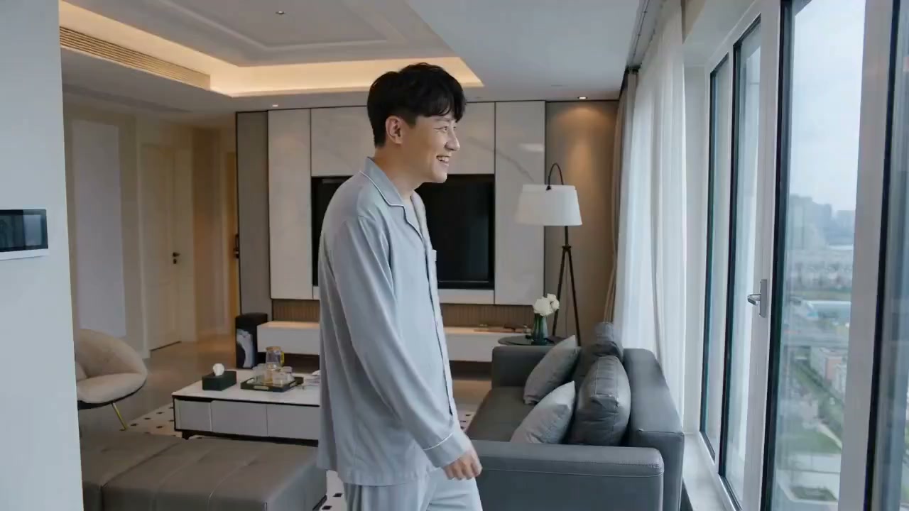 得意洋洋的丈夫举报门卫的瞬间