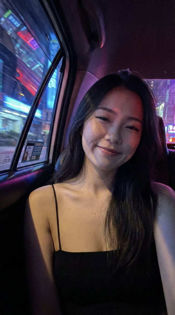 霓虹夜色下的出租车后座少女自拍